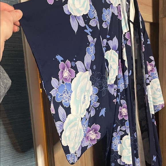 Traditional style Floral Kimono Robe - Picture 2 of 3